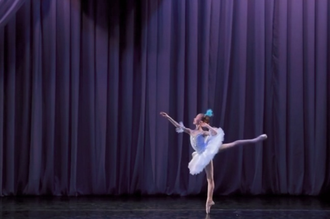 Η νεαρή Ρωσίδα μπαλαρίνα που κερδίζει χιλιάδες θαυμαστές με τις εντυπωσιακές κινήσεις της