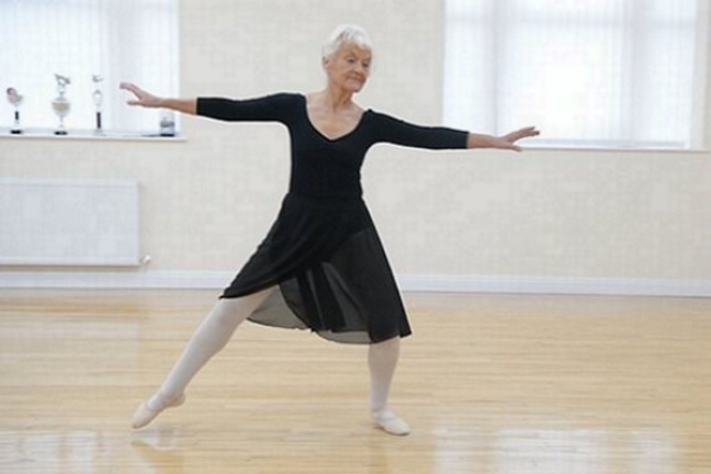 Barbara Peters: Η Βρετανίδα μπαλαρίνα που συνεχίζει να χορεύει στα 81 της