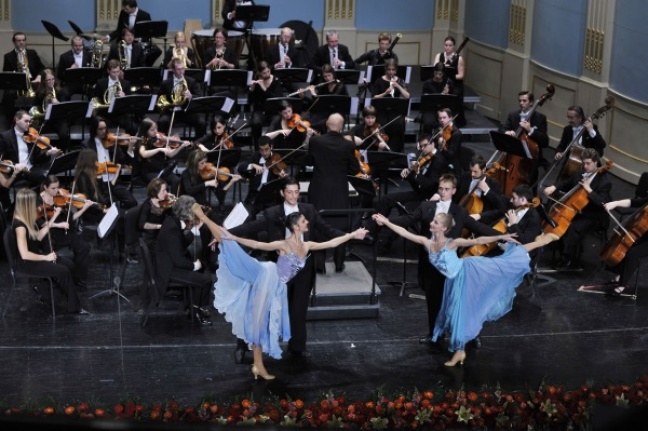 Βιενέζικα Βαλς με την ορχήστρα Franz Lehar και χορευτές της Όπερας της Βιέννης στο Christmas Theatre