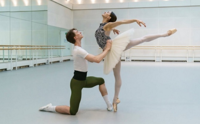 Παρακολουθήστε τις πρόβες του Royal Ballet για το μπαλέτο Η Λίμνη των Κύκνων