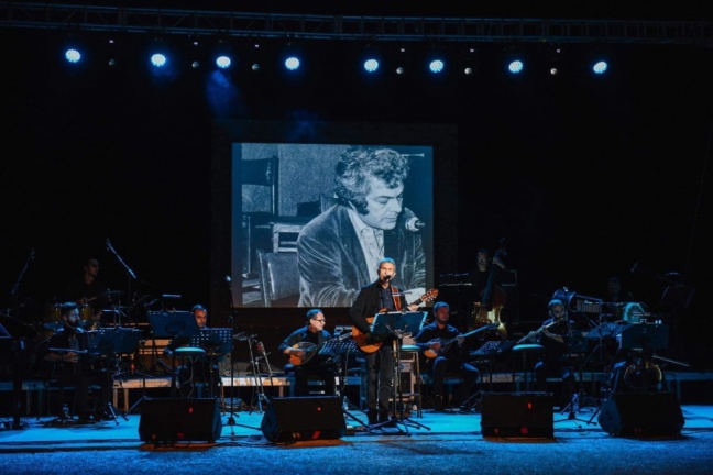 Ο Δρόμος του Μάνου Λοΐζου: Ο Γιώργος Νταλάρας ερμηνεύει τα τραγούδια του μεγάλου συνθέτη σε μια ξεχωριστή συναυλία