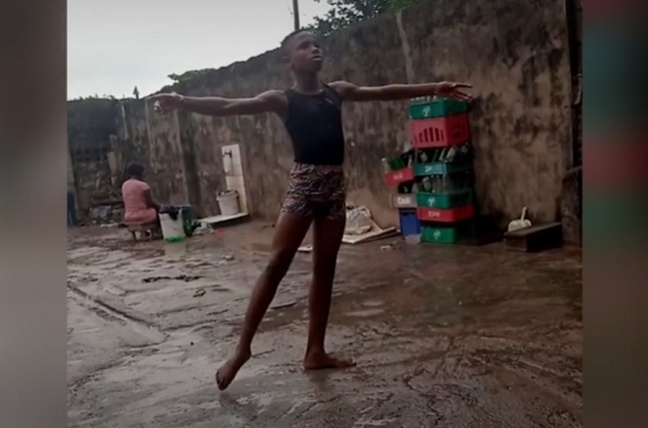 Ο 11χρονος από τη Νιγηρία που χορεύει μπαλέτο στη βροχή και καταρρίπτει τα στερεότυπα
